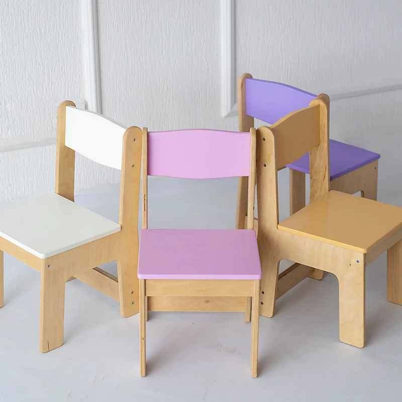 Kinderstuhl aus Holz für das Kinderzimmer violett