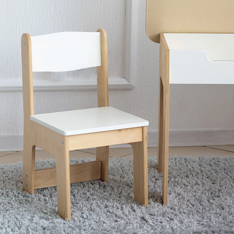 Der Kinderstuhl für ein Kind ist weiß Kindertisch und Stuhl, Kindertisch, Kinderstuhl im Zimmer, Stühle für das Spielzimmer, Tisch im Kinderzimmer, Möbel für Kinder, Tisch und Stuhl für das Kind, Tisch für Kreativität, Tisch zum Zeichnen, Tisch für Spiele