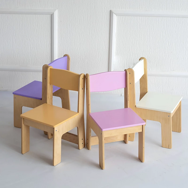 Der Kinderstuhl für ein Kind ist weiß Kindertisch und Stuhl, Kindertisch, Kinderstuhl im Zimmer, Stühle für das Spielzimmer, Tisch im Kinderzimmer, Möbel für Kinder, Tisch und Stuhl für das Kind, Tisch für Kreativität, Tisch zum Zeichnen, Tisch für Spiele