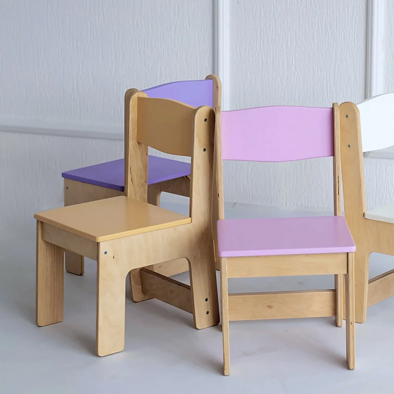 Gelber Kinderstuhl für ein Kind Kindertisch und Stuhl, Kindertisch, Kinderstuhl im Zimmer, Stühle für das Spielzimmer, Tisch im Kinderzimmer, Möbel für Kinder, Tisch und Stuhl für das Kind, Tisch für Kreativität, Tisch zum Zeichnen, Tisch für Spiele