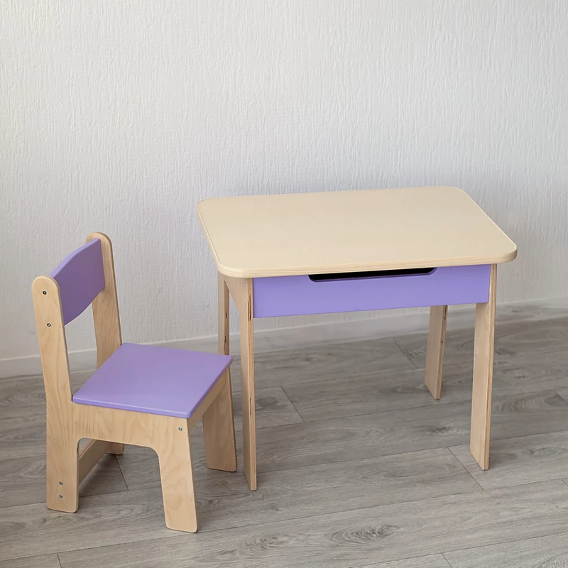 Der Kindertisch und der Stuhl sind lila Kindertisch und Stuhl, Kindertisch, Tisch im Kinderzimmer, Kindermöbel, Tisch und Stuhl für das Kind, Tisch für Kreativität, Pinsel, Tisch für Spiele