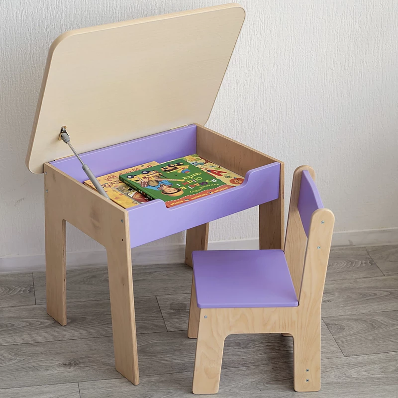 Der Kindertisch und der Stuhl sind lila Kindertisch und Stuhl, Kindertisch, Tisch im Kinderzimmer, Kindermöbel, Tisch und Stuhl für das Kind, Tisch für Kreativität, Pinsel, Tisch für Spiele