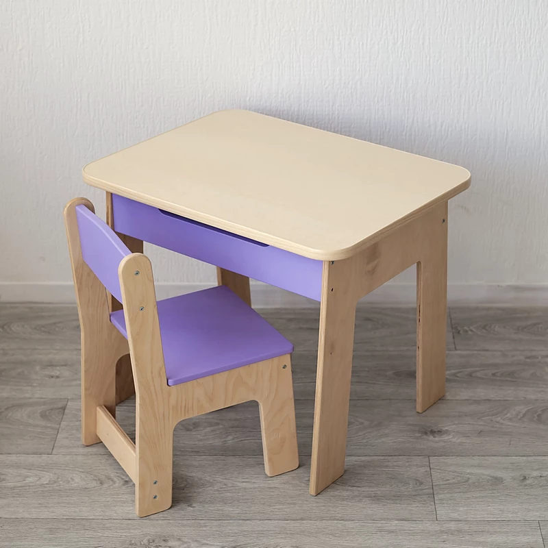 Der Kindertisch und der Stuhl sind lila Kindertisch und Stuhl, Kindertisch, Tisch im Kinderzimmer, Kindermöbel, Tisch und Stuhl für das Kind, Tisch für Kreativität, Pinsel, Tisch für Spiele