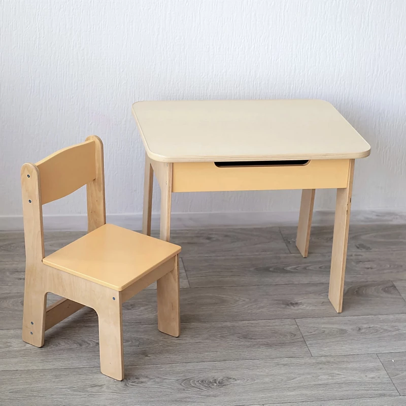 Gelber Tisch und Stuhl für ein Kind Kindertisch und Stuhl, Kindertisch, Tisch im Kinderzimmer, Kindermöbel, Tisch und Stuhl für das Kind, Tisch für Kreativität, Pinsel, Tisch für Spiele