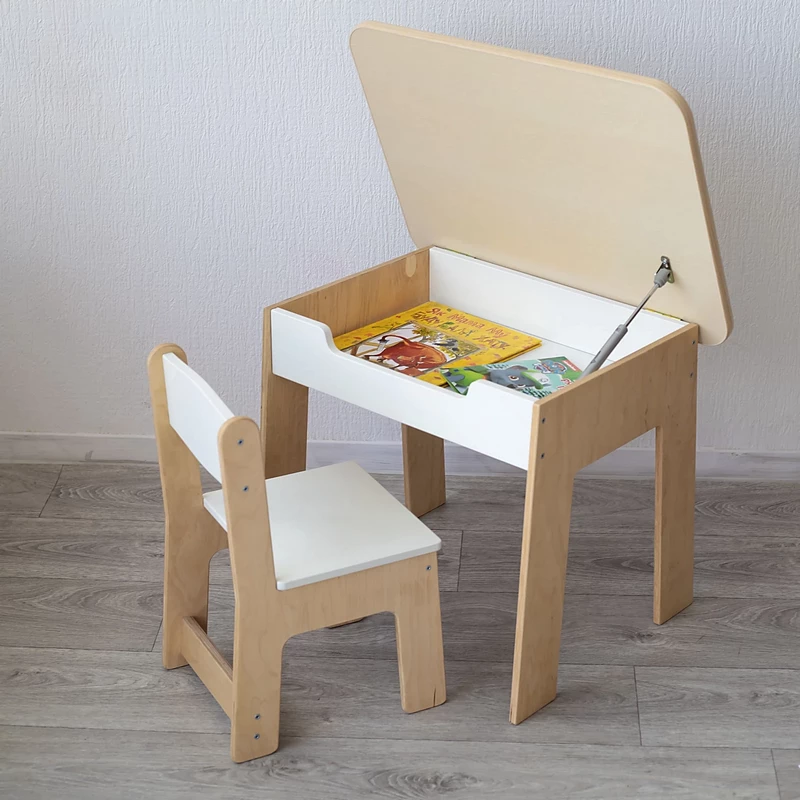 Ein Tisch und ein Stuhl für ein Kind sind weiß -