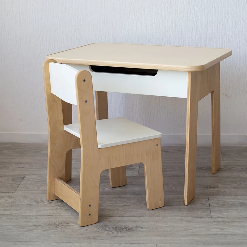 Ein Tisch und ein Stuhl für ein Kind sind weiß -